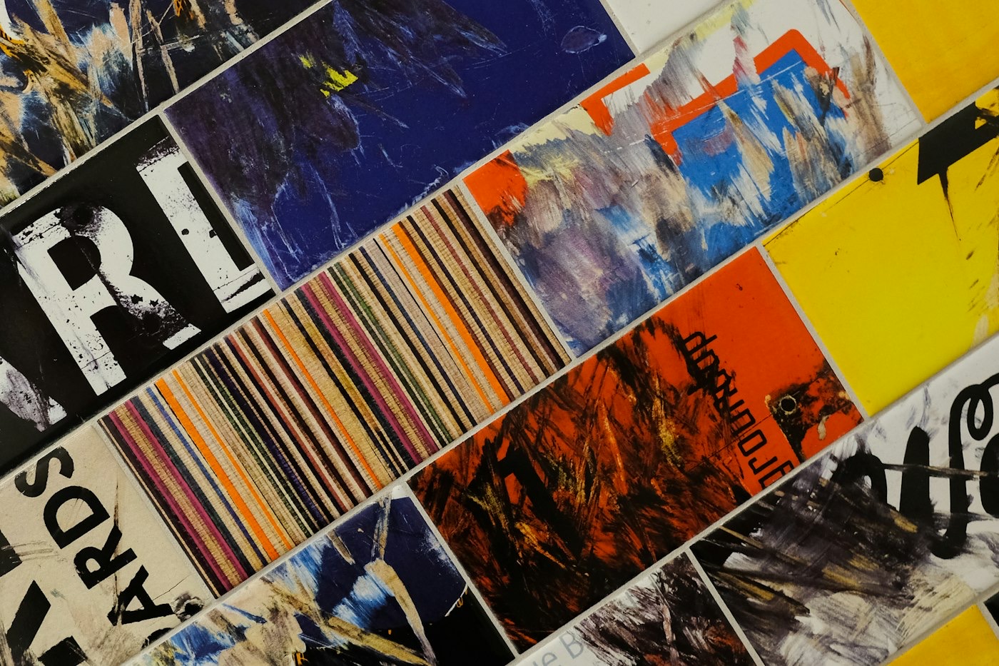 Mur d'affiches typographiques expérimentales en bleu, orange et noir