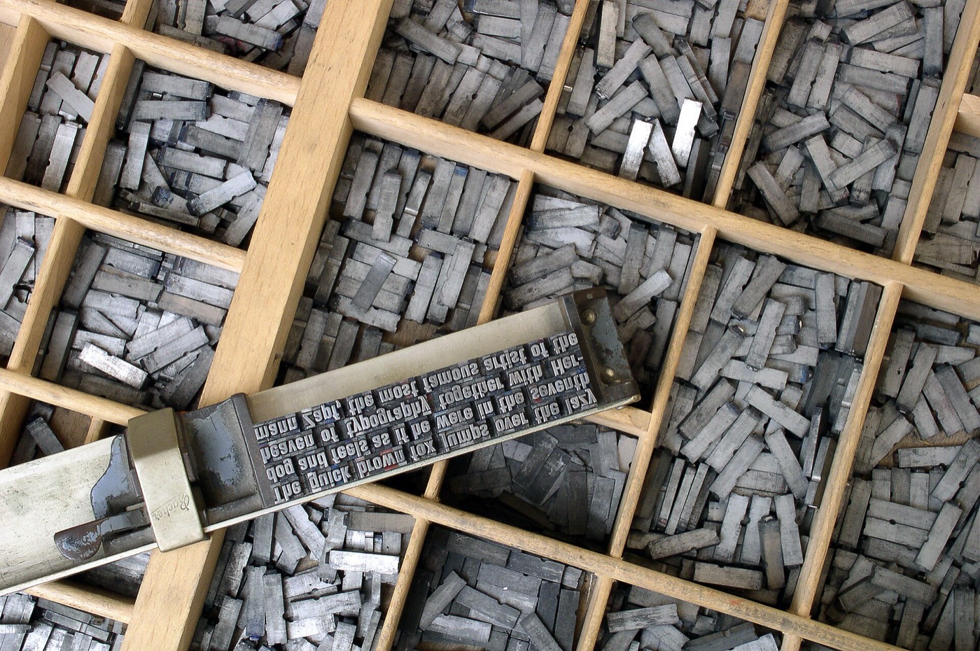 Caractères mobiles en plomb composés à la main, mot « lorem ipsum » visible