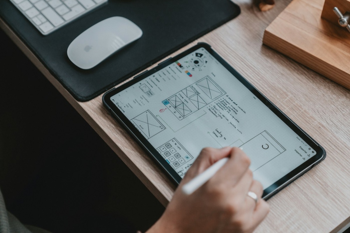 Croquis d'interface et esquisses de mise en page sur tablette avec stylet