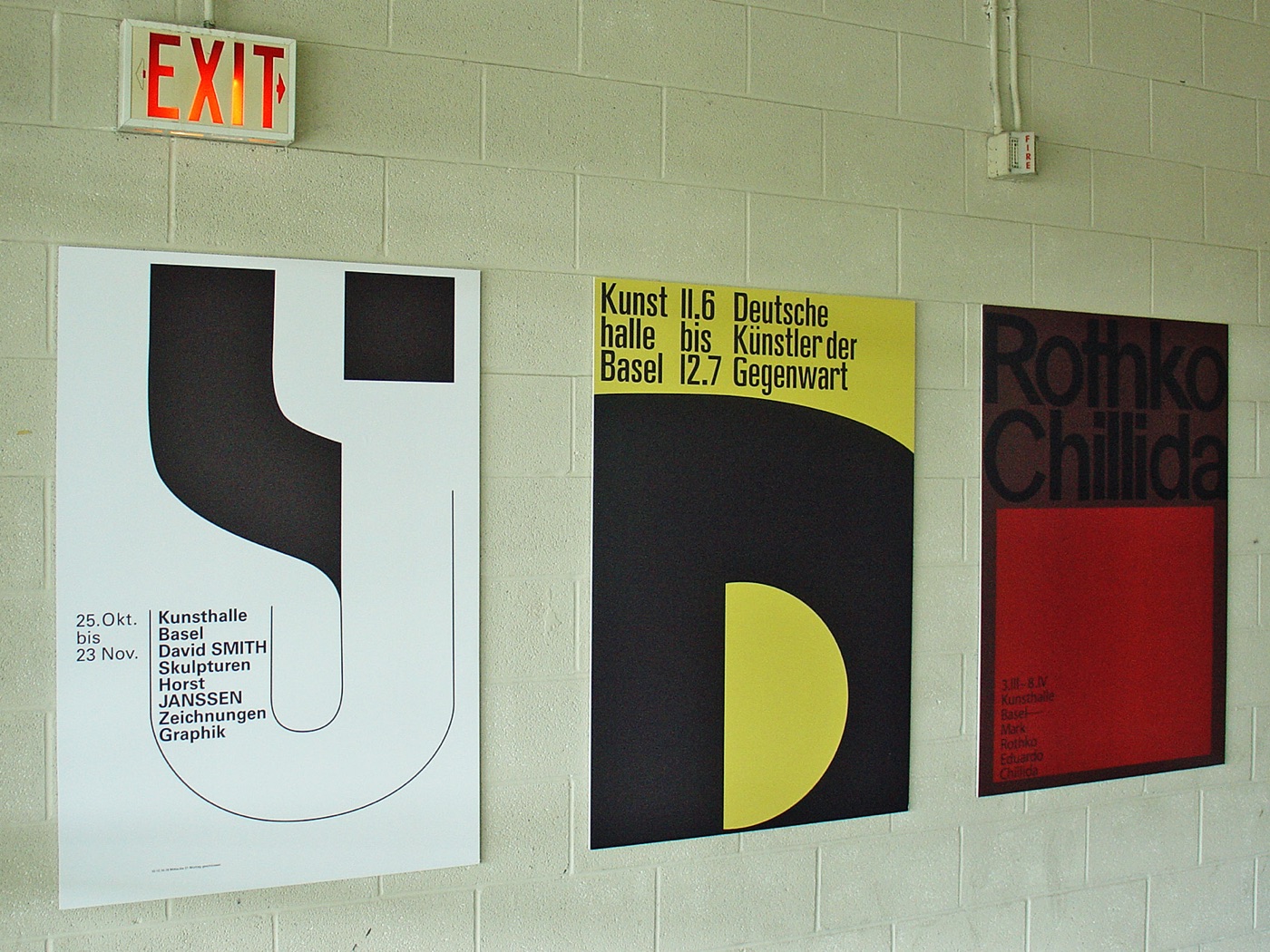 Exposition d'affiches sérigraphiées sur les murs d'une galerie d'art contemporain