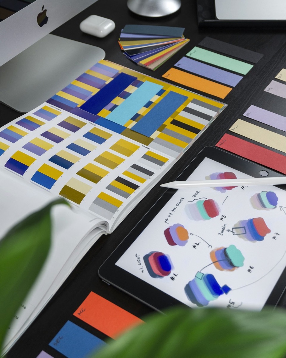 Cartes d'échantillons de couleurs et nuanciers disposés pour une charte graphique