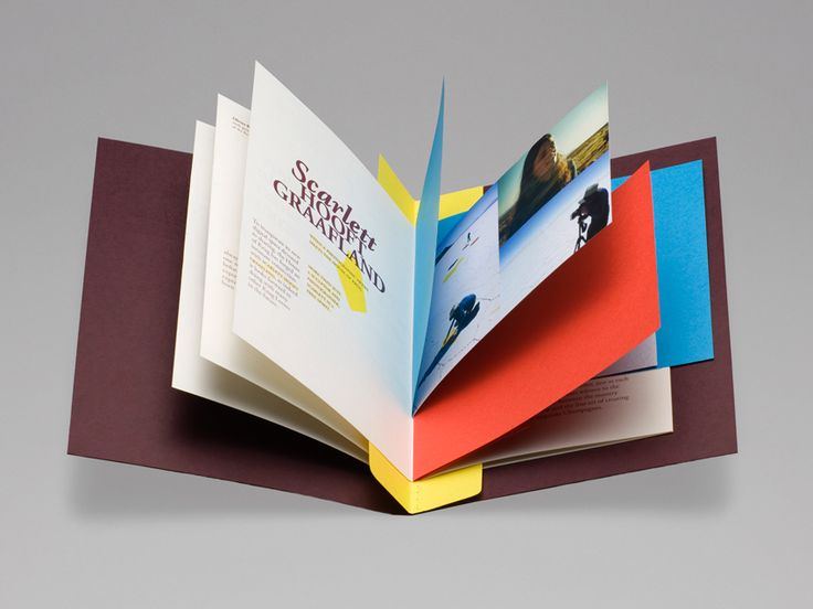 Mur de livres ouverts aux tranches rouges