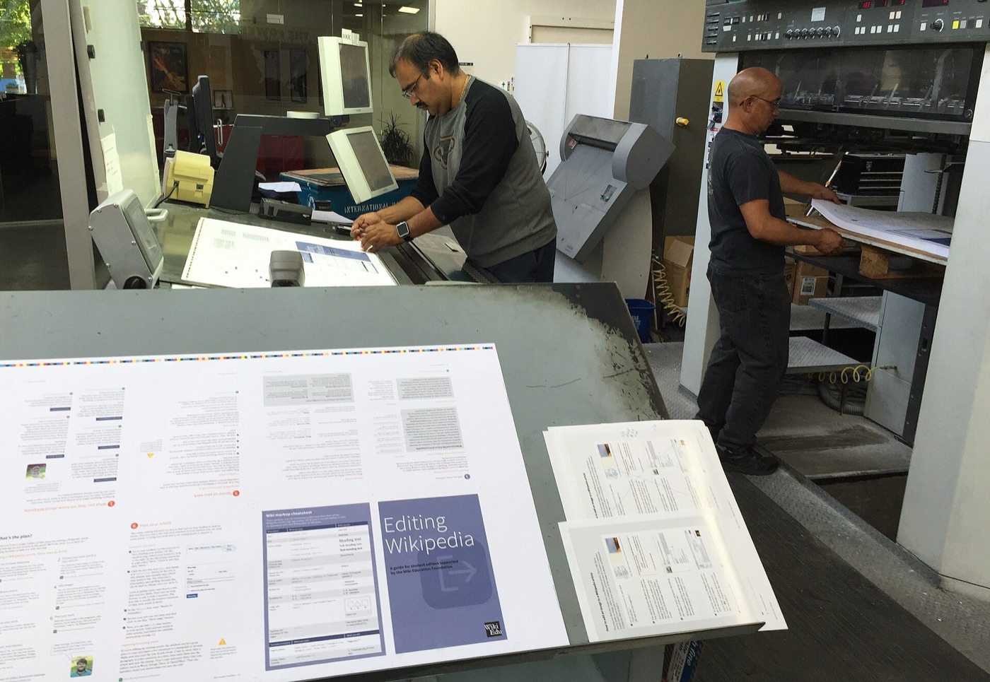 Presse offset en fonctionnement dans un atelier d'impression