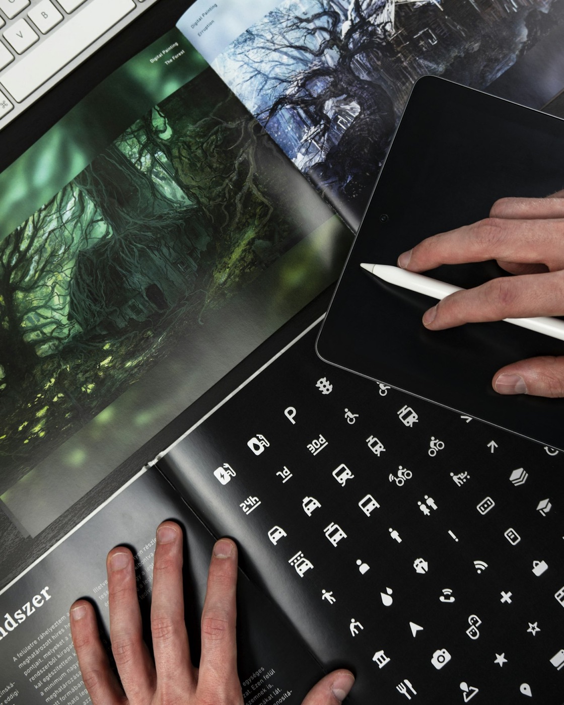 Livre d'iconographie et tablette graphique sur une table de studio